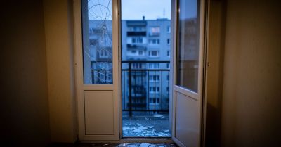 Wybił szybę, wszedł do mieszkania i zasnął